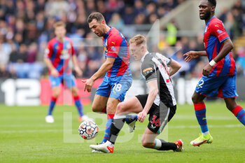 2021-10-23 - Sean Longstaff (36) of Newcastle United tackles James McArthur (18) of Crystal Palace during the English championship Premier League football match between Crystal Palace and Newcastle United on October 23, 2021 at Selhurst Park in London, England - CRYSTAL PALACE VS NEWCASTLE UNITED - ENGLISH PREMIER LEAGUE - SOCCER
