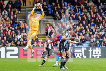 2021-10-23 - Karl Darlow (26) of Newcastle United makes a save from Michael Olise (7) of Crystal Palace during the English championship Premier League football match between Crystal Palace and Newcastle United on October 23, 2021 at Selhurst Park in London, England - CRYSTAL PALACE VS NEWCASTLE UNITED - ENGLISH PREMIER LEAGUE - SOCCER