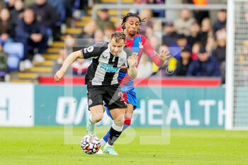 2021-10-23 - Ryan Fraser (21) of Newcastle United tussles with Michael Olise (7) of Crystal Palace during the English championship Premier League football match between Crystal Palace and Newcastle United on October 23, 2021 at Selhurst Park in London, England - CRYSTAL PALACE VS NEWCASTLE UNITED - ENGLISH PREMIER LEAGUE - SOCCER