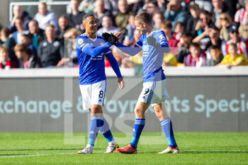 2021-10-24 - Leicester City midfielder Youri Tielemans (8) celebrates his goal 0-1 with Jamie Vardy during the English championship Premier League football match between Brentford and Leicester City on October 24, 2021 at Brentford Community Stadium in Brentford, England - BRENTFORD VS LEICESTER CITY - ENGLISH PREMIER LEAGUE - SOCCER