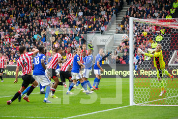2021-10-24 - Brentford defender Mathias Zanka Jorgensen (22) scores a goal 1-1 during the English championship Premier League football match between Brentford and Leicester City on October 24, 2021 at Brentford Community Stadium in Brentford, England - BRENTFORD VS LEICESTER CITY - ENGLISH PREMIER LEAGUE - SOCCER