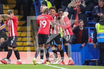 2021-10-26 - Che Adams (10) of Southampton celebrates his goal with team mates during the English League Cup, EFL Cup football match between Chelsea and Southampton on October 26, 2021 at Stamford Bridge in London, England - CHELSEA VS SOUTHAMPTON - ENGLISH PREMIER LEAGUE - SOCCER