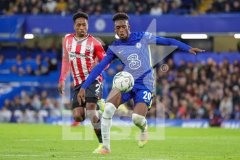 2021-10-26 - Callum Hudson-Odoi (20) of Chelsea battles with Kyle Walker-Peters (2) of Southampton during the English League Cup, EFL Cup football match between Chelsea and Southampton on October 26, 2021 at Stamford Bridge in London, England - CHELSEA VS SOUTHAMPTON - ENGLISH PREMIER LEAGUE - SOCCER