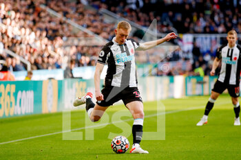 2021-10-30 - Newcastle United midfielder Sean Longstaff during the English championship Premier League football match between Newcastle United and Chelsea on October 30, 2021 at St James's Park in Newcastle, England - NEWCASTLE UNITED VS CHELSEA - ENGLISH PREMIER LEAGUE - SOCCER