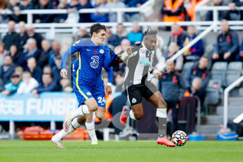 2021-10-30 - Chelsea defender Andreas Christensen (4) chases Newcastle United forward Allan Saint-Maximin (10) during the English championship Premier League football match between Newcastle United and Chelsea on October 30, 2021 at St James's Park in Newcastle, England - NEWCASTLE UNITED VS CHELSEA - ENGLISH PREMIER LEAGUE - SOCCER