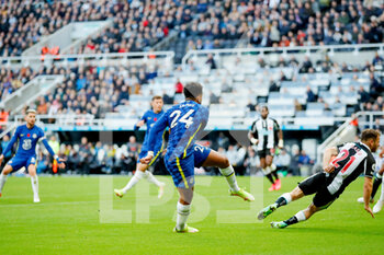 2021-10-30 - Chelsea defender Reece James (24) scores a goal to make the score 0-1 during the English championship Premier League football match between Newcastle United and Chelsea on October 30, 2021 at St James's Park in Newcastle, England - NEWCASTLE UNITED VS CHELSEA - ENGLISH PREMIER LEAGUE - SOCCER