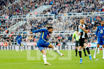 2021-10-30 - Chelsea defender Reece James (24) scores a goal to make the score 0-2 during the English championship Premier League football match between Newcastle United and Chelsea on October 30, 2021 at St James's Park in Newcastle, England - NEWCASTLE UNITED VS CHELSEA - ENGLISH PREMIER LEAGUE - SOCCER