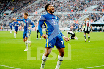 2021-10-30 - Chelsea defender Reece James (24) celebrates his goal 0-2 during the English championship Premier League football match between Newcastle United and Chelsea on October 30, 2021 at St James's Park in Newcastle, England - NEWCASTLE UNITED VS CHELSEA - ENGLISH PREMIER LEAGUE - SOCCER