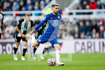 2021-10-30 - Chelsea midfielder Jorginho (5) scores a penalty to make the score 0-3 during the English championship Premier League football match between Newcastle United and Chelsea on October 30, 2021 at St James's Park in Newcastle, England - NEWCASTLE UNITED VS CHELSEA - ENGLISH PREMIER LEAGUE - SOCCER