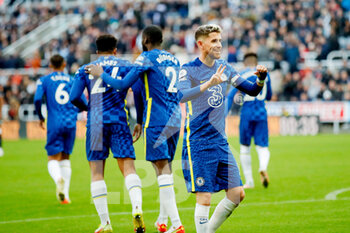 2021-10-30 - Chelsea midfielder Jorginho (5) celebrates a goal 0-3 during the English championship Premier League football match between Newcastle United and Chelsea on October 30, 2021 at St James's Park in Newcastle, England - NEWCASTLE UNITED VS CHELSEA - ENGLISH PREMIER LEAGUE - SOCCER