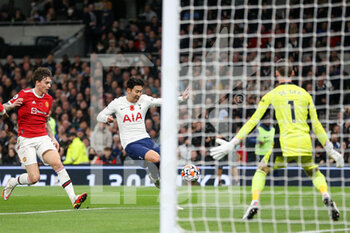 2021-10-30 - Heung-Min Son (7) of Tottenham Hotspur shoots at goal during the English championship Premier League football match between Tottenham Hotspur and Manchester United on October 30, 2021 at Tottenham Hotspur Stadium in London, England - TOTTENHAM HOTSPUR VS MANCHESTER UNITED - ENGLISH PREMIER LEAGUE - SOCCER