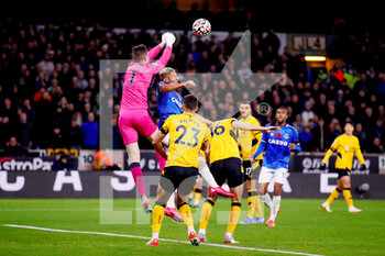 2021-11-01 - Wolverhampton Wanderers goalkeeper Jose Sa (1) punches clear above Everton forward Richarlison during the English championship Premier League football match between Wolverhampton Wanderers and Everton on November 1, 2021 at Molineux stadium in Wolverhampton, England - WOLVERHAMPTON WANDERERS VS EVERTON - ENGLISH PREMIER LEAGUE - SOCCER