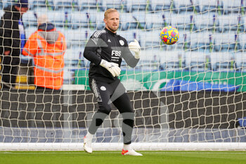 2021-11-20 - Kasper Schmeichel (1) of Leicester City warms up during the English championship Premier League football match between Leicester City and Chelsea on November 20, 2021 at the King Power Stadium in Leicester, England - LEICESTER CITY VS CHELSEA - ENGLISH PREMIER LEAGUE - SOCCER