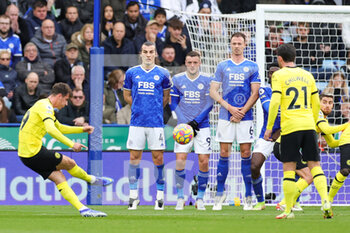 2021-11-20 - Mason Mount (19) of Chelsea takes a free kick during the English championship Premier League football match between Leicester City and Chelsea on November 20, 2021 at the King Power Stadium in Leicester, England - LEICESTER CITY VS CHELSEA - ENGLISH PREMIER LEAGUE - SOCCER