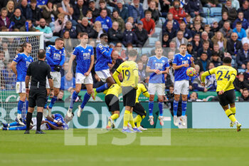 2021-11-20 - Reece James (24) of Chelsea takes a free kick during the English championship Premier League football match between Leicester City and Chelsea on November 20, 2021 at the King Power Stadium in Leicester, England - LEICESTER CITY VS CHELSEA - ENGLISH PREMIER LEAGUE - SOCCER