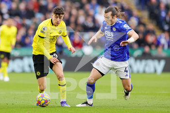 2021-11-20 - Kai Havertz (29) of Chelsea goes past Caglar Soyuncu (4) of Leicester City during the English championship Premier League football match between Leicester City and Chelsea on November 20, 2021 at the King Power Stadium in Leicester, England - LEICESTER CITY VS CHELSEA - ENGLISH PREMIER LEAGUE - SOCCER