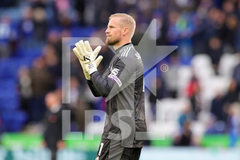2021-11-20 - Kasper Schmeichel (1) of Leicester City at full time during the English championship Premier League football match between Leicester City and Chelsea on November 20, 2021 at the King Power Stadium in Leicester, England - LEICESTER CITY VS CHELSEA - ENGLISH PREMIER LEAGUE - SOCCER