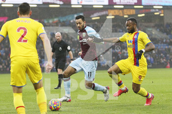 2021-11-20 - Burnley midfielder Dwight McNeil (11) and Crystal Palace forward Jordan Ayew (9) during the English championship Premier League football match between Burnley and Crystal Palace on November 20, 2021 at Turf Moor in Burnley, England - BURNLEY VS CRYSTAL PALACE - ENGLISH PREMIER LEAGUE - SOCCER