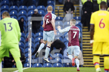 2021-11-20 - Burnley defender Ben Mee (6) celebrates his goal 1-1 during the English championship Premier League football match between Burnley and Crystal Palace on November 20, 2021 at Turf Moor in Burnley, England - BURNLEY VS CRYSTAL PALACE - ENGLISH PREMIER LEAGUE - SOCCER
