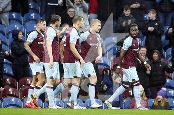 2021-11-20 - Burnley defender Ben Mee (6) celebrates his goal 1-1 with teammates during the English championship Premier League football match between Burnley and Crystal Palace on November 20, 2021 at Turf Moor in Burnley, England - BURNLEY VS CRYSTAL PALACE - ENGLISH PREMIER LEAGUE - SOCCER