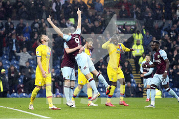 2021-11-20 - Burnley forward Chris Wood (9) celebrates his goal 2-1 with teammates during the English championship Premier League football match between Burnley and Crystal Palace on November 20, 2021 at Turf Moor in Burnley, England - BURNLEY VS CRYSTAL PALACE - ENGLISH PREMIER LEAGUE - SOCCER