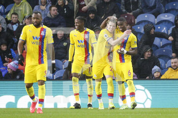 2021-11-20 - Crystal Palace defender Marc Guéhi (6) celebrates his goal 2-3 with teammates during the English championship Premier League football match between Burnley and Crystal Palace on November 20, 2021 at Turf Moor in Burnley, England - BURNLEY VS CRYSTAL PALACE - ENGLISH PREMIER LEAGUE - SOCCER