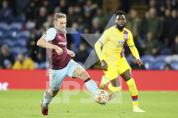 2021-11-20 - Burnley defender Charlie Taylor during the English championship Premier League football match between Burnley and Crystal Palace on November 20, 2021 at Turf Moor in Burnley, England - BURNLEY VS CRYSTAL PALACE - ENGLISH PREMIER LEAGUE - SOCCER