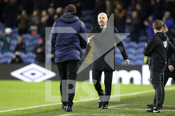 2021-11-20 - Burnley Manager Sean Dyche and Crystal Palce Manager Patrick Vieria shake hands at the end of the English championship Premier League football match between Burnley and Crystal Palace on November 20, 2021 at Turf Moor in Burnley, England - BURNLEY VS CRYSTAL PALACE - ENGLISH PREMIER LEAGUE - SOCCER