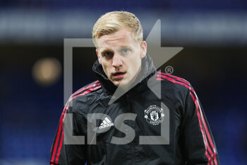 2021-11-29 - Manchester United midfielder Donny Van de Beek warms up during the English championship Premier League football match between Chelsea and Manchester United on November 28, 2021 at Stamford Bridge in London, England - CHELSEA VS MANCHESTER UNITED - ENGLISH PREMIER LEAGUE - SOCCER