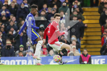 2021-11-29 - Chelsea Midfielder Callum Hudson-Odoi battles with Manchester United Defender Victor Lindelof (2) during the English championship Premier League football match between Chelsea and Manchester United on November 28, 2021 at Stamford Bridge in London, England - CHELSEA VS MANCHESTER UNITED - ENGLISH PREMIER LEAGUE - SOCCER