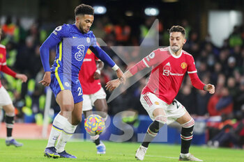 2021-11-29 - Chelsea Defender Reece James battles with Manchester United defender Alex Telles during the English championship Premier League football match between Chelsea and Manchester United on November 28, 2021 at Stamford Bridge in London, England - CHELSEA VS MANCHESTER UNITED - ENGLISH PREMIER LEAGUE - SOCCER