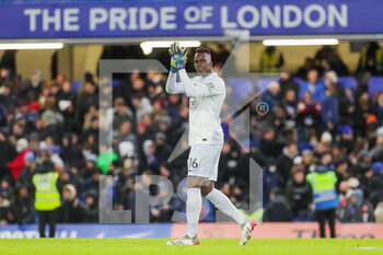2021-11-29 - Chelsea Edouard Mendy applauds the fans during the English championship Premier League football match between Chelsea and Manchester United on November 28, 2021 at Stamford Bridge in London, England - CHELSEA VS MANCHESTER UNITED - ENGLISH PREMIER LEAGUE - SOCCER