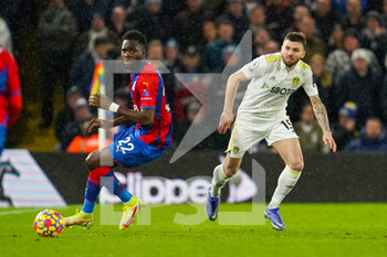 2021-11-30 - Odsonne Edouard of Crystal Palace and Leeds United defender Stuart Dallas during the English championship Premier League football match between Leeds United and Crystal Palace on November 30, 2021 at Elland Road in Leeds, England - LEEDS UNITED VS CRYSTAL PALACE - ENGLISH PREMIER LEAGUE - SOCCER