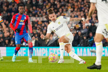 2021-11-30 - Leeds United midfielder Kalvin Phillips during the English championship Premier League football match between Leeds United and Crystal Palace on November 30, 2021 at Elland Road in Leeds, England - LEEDS UNITED VS CRYSTAL PALACE - ENGLISH PREMIER LEAGUE - SOCCER