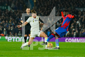 2021-11-30 - Leeds United midfielder Kalvin Phillips (23) and Jeffrey Schlupp of Crystal Palace during the English championship Premier League football match between Leeds United and Crystal Palace on November 30, 2021 at Elland Road in Leeds, England - LEEDS UNITED VS CRYSTAL PALACE - ENGLISH PREMIER LEAGUE - SOCCER