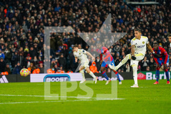 2021-11-30 - Leeds United forward Raphinha (10) scores a goal 1-0 during the English championship Premier League football match between Leeds United and Crystal Palace on November 30, 2021 at Elland Road in Leeds, England - LEEDS UNITED VS CRYSTAL PALACE - ENGLISH PREMIER LEAGUE - SOCCER