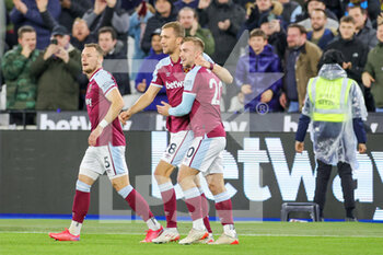 2021-12-01 - Tomas Soucek (28) of West Ham United celebrates his goal with teammates during the English championship Premier League football match between West Ham United and Brighton and Hove Albion on December 1, 2021 at the London Stadium in London, England - WEST HAM UNITED VS BRIGHTON AND HOVE ALBION - ENGLISH PREMIER LEAGUE - SOCCER