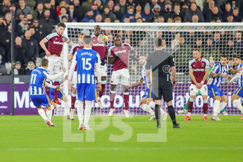 2021-12-01 - Leandro Trossard (11) of Brighton & Hove Albion takes a free kick during the English championship Premier League football match between West Ham United and Brighton and Hove Albion on December 1, 2021 at the London Stadium in London, England - WEST HAM UNITED VS BRIGHTON AND HOVE ALBION - ENGLISH PREMIER LEAGUE - SOCCER