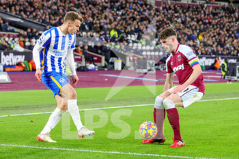 2021-12-01 - Solly March (20) of Brighton & Hove Albion takes on Declan Rice (41) of West Ham during the English championship Premier League football match between West Ham United and Brighton and Hove Albion on December 1, 2021 at the London Stadium in London, England - WEST HAM UNITED VS BRIGHTON AND HOVE ALBION - ENGLISH PREMIER LEAGUE - SOCCER