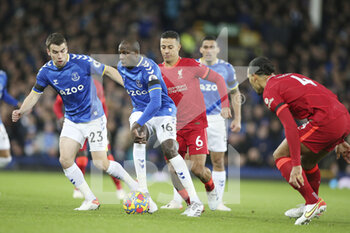 2021-12-01 - Everton defender Seamus Coleman (23) Everton midfielder Abdoulaye Doucouré (16) Liverpool midfielder Thiago Alcántara (6) and Liverpool defender Virgil van Dijk (4) during the English championship Premier League football match between Everton and Liverpool on December 1, 2021 at Goodison Park in Liverpool, England - EVERTON VS LIVERPOOL - ENGLISH PREMIER LEAGUE - SOCCER