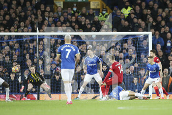2021-12-01 - Liverpool midfielder Jordan Henderson (14) scores a goal 0-1 during the English championship Premier League football match between Everton and Liverpool on December 1, 2021 at Goodison Park in Liverpool, England - EVERTON VS LIVERPOOL - ENGLISH PREMIER LEAGUE - SOCCER