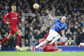 2021-12-01 - Liverpool midfielder Thiago Alcantara (6) gets the tackle in on Everton forward Richarlison (7) during the English championship Premier League football match between Everton and Liverpool on December 1, 2021 at Goodison Park in Liverpool, England - EVERTON VS LIVERPOOL - ENGLISH PREMIER LEAGUE - SOCCER