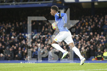 2021-12-01 - Everton Everton midfielder Demarai Gray (11) scores a goal 1-2 during the English championship Premier League football match between Everton and Liverpool on December 1, 2021 at Goodison Park in Liverpool, England - EVERTON VS LIVERPOOL - ENGLISH PREMIER LEAGUE - SOCCER