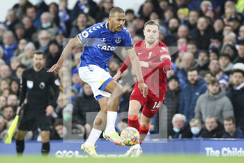 2021-12-01 - Everton forward Jose Salomon Rondon (33) is chased by Liverpool midfielder Jordan Henderson during the English championship Premier League football match between Everton and Liverpool on December 1, 2021 at Goodison Park in Liverpool, England - EVERTON VS LIVERPOOL - ENGLISH PREMIER LEAGUE - SOCCER