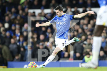 2021-12-01 - Everton defender Michael Keane during the English championship Premier League football match between Everton and Liverpool on December 1, 2021 at Goodison Park in Liverpool, England - EVERTON VS LIVERPOOL - ENGLISH PREMIER LEAGUE - SOCCER