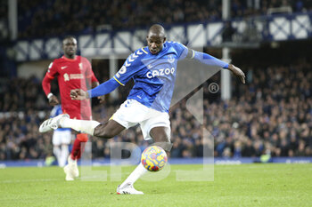 2021-12-01 - Everton midfielder Abdoulaye Doucoure during the English championship Premier League football match between Everton and Liverpool on December 1, 2021 at Goodison Park in Liverpool, England - EVERTON VS LIVERPOOL - ENGLISH PREMIER LEAGUE - SOCCER