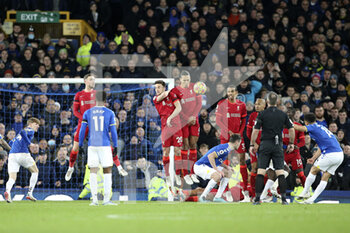 2021-12-01 - Liverpool defensive wall bloocks the free kick from Everton midfielder Andros Townsend (14) during the English championship Premier League football match between Everton and Liverpool on December 1, 2021 at Goodison Park in Liverpool, England - EVERTON VS LIVERPOOL - ENGLISH PREMIER LEAGUE - SOCCER