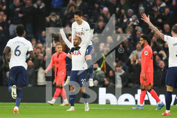 2021-12-05 - Lucas Moura (27) of Tottenham Hotspur celebrates his goal 1-0 with Heung-Min Son during the English championship Premier League football match between Tottenham Hotspur and Norwich City on December 5, 2021 at Tottenham Hotspur Stadium in London, England - TOTTENHAM HOTSPUR VS NORWICH CITY - ENGLISH PREMIER LEAGUE - SOCCER