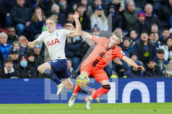 2021-12-05 - Oliver Skipp (29) of Tottenham Hotspur and Billy Gilmour (8) of Norwich City during the English championship Premier League football match between Tottenham Hotspur and Norwich City on December 5, 2021 at Tottenham Hotspur Stadium in London, England - TOTTENHAM HOTSPUR VS NORWICH CITY - ENGLISH PREMIER LEAGUE - SOCCER