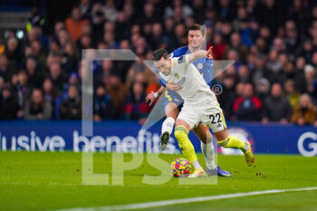 2021-12-11 - Chelsea midfielder Mason Mount (19) wrestles with Leeds United midfielder Jack Harrison (22) during the English championship Premier League football match between Chelsea and Leeds United on December 11, 2021 at Stamford Bridge in London, England - CHELSEA VS LEEDS UNITED - ENGLISH PREMIER LEAGUE - SOCCER